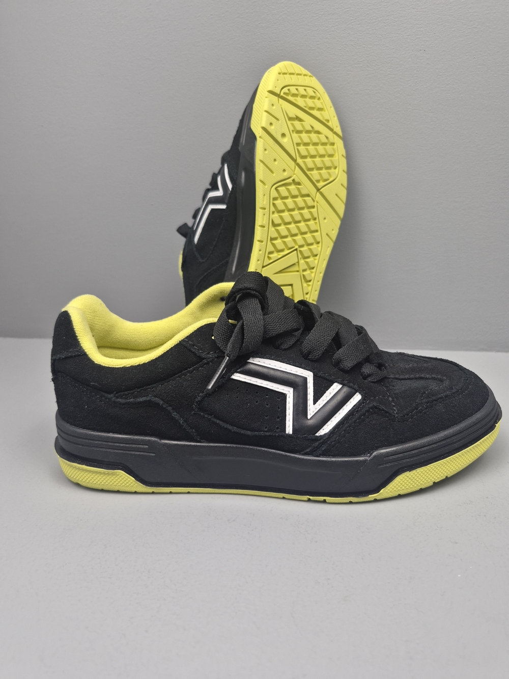 NWOB Vans Upland Skate Sneakers Lifestyle Retro Chunky Size 6.5 Black
